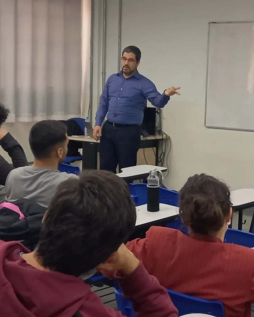 Cristiano Rodrigues ministrando palestra sobre finanças e investimentos